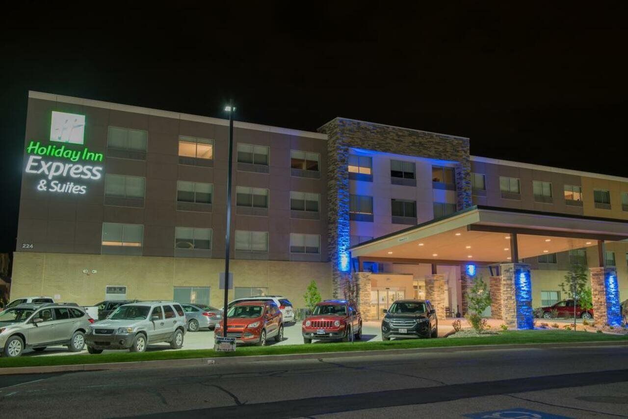Holiday Inn Express & Suites - Warsaw - E Center By Ihg Exterior photo
